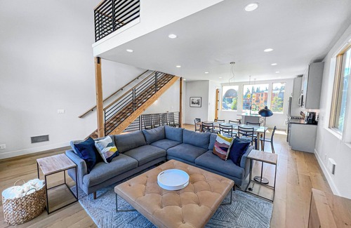 Snoqualmie Pass Casa | New! Modern Ski-in/Ski-out Mountain View Chalet by Village + Hot Tub/EV Charging