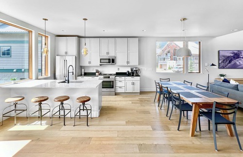Snoqualmie Pass Casa | New! Modern Ski-in/Ski-out Mountain View Chalet by Village + Hot Tub/EV Charging