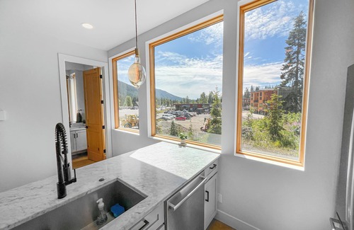 Snoqualmie Pass Casa | New! Modern Ski-in/Ski-out Mountain View Chalet by Village + Hot Tub/EV Charging