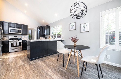 Foster City Casa | New! Modern & Sleek 4BR home w/high ceilings