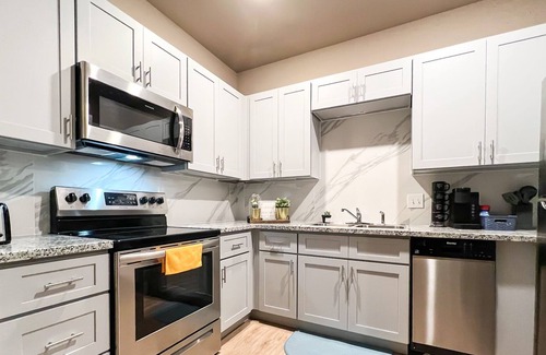 Bammel Apartamento | New modern, spacious & gated apartment close to the airport w/ free parking