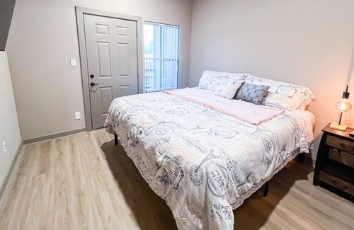 Bammel Apartamento | New modern, spacious & gated apartment close to the airport w/ free parking