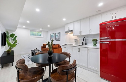 Newtonbrook Apartamento | *NEW* Modern & Spacious Unit in North York | Monthly Stays | Work Desk | Laundry