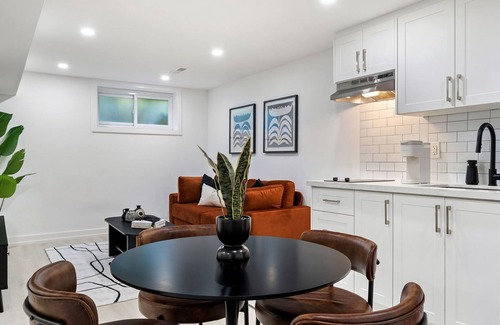 Newtonbrook Apartamento | *NEW* Modern & Spacious Unit in North York | Monthly Stays | Work Desk | Laundry