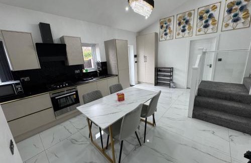 Birmingham Villa | New Modern Stylish Villa Near City Centre Birmingham, with outdoor Hot Tub