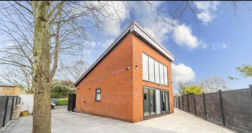 Birmingham Villa | New Modern Stylish Villa Near City Centre Birmingham, with outdoor Hot Tub
