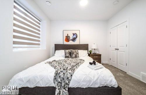 Southwest Edmonton Apartamento | *NEW* Modern Suite King Bed! Netflix! Sleeps 4!