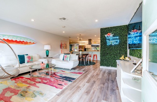 South Pinellas Community Council Casa | NEW! Modern & Super Stylish 3BR/3BA Pool Home-9 mins to Madeira Beach!