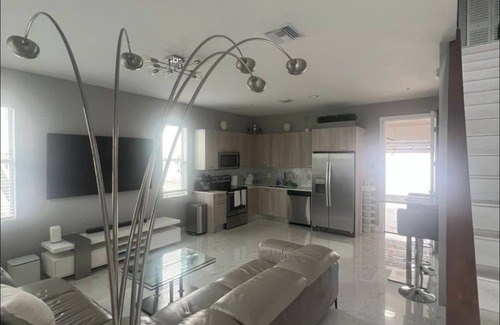 Oakland Park Casa | New Modern Townhome! 8 min to DT Las Olas & Beach!