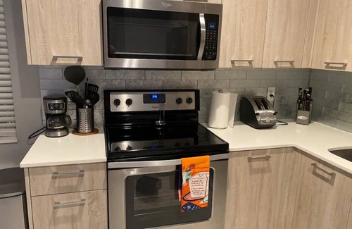 Oakland Park Casa | New Modern Townhome! 8 min to DT Las Olas & Beach!