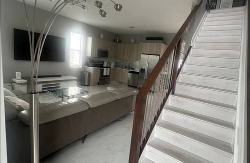 Oakland Park Casa | New Modern Townhome! 8 min to DT Las Olas & Beach!