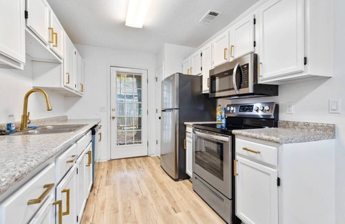 Griffin Heights Casa | New Modern Townhouse Next to FSU - CENTRAL - COMFY