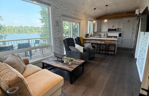 Minden Cabaña | NEW Modern Waterfront Cottage with Hot tub/Sauna/AC Directly on the Lake!
