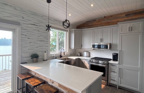 Minden Cabaña | NEW Modern Waterfront Cottage with Hot tub/Sauna/AC Directly on the Lake!