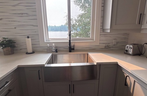 Minden Cabaña | NEW Modern Waterfront Cottage with Hot tub/Sauna/AC Directly on the Lake!