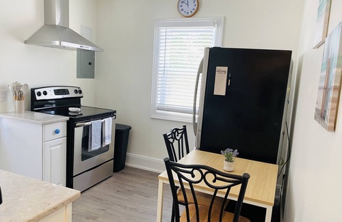 Long Beach Apartamento | NEW! MONTHLY RENTAL -Peaceful Beachy 1 BR Steps Away From Beach & Center of Town