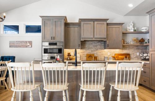 Cascade Casa | New Mountain Bluebird - walk to lake, golf, and town - game rm - family friendly - sleeps 14