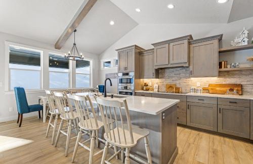 Cascade Casa | New Mountain Bluebird - walk to lake, golf, and town - game rm - family friendly - sleeps 14