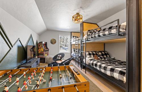 Cascade Casa | New Mountain Bluebird - walk to lake, golf, and town - game rm - family friendly - sleeps 14