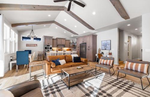 Cascade Casa | New Mountain Bluebird - walk to lake, golf, and town - game rm - family friendly - sleeps 14