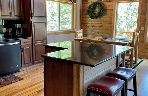 Valley of the Sun Cabina | New! Mountain Cabin w/Fireplace and Large Deck, 25 Miles to Breckenridge - Tranquility Inn