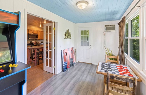 Sevierville Cabaña | New - Mountain Cottage with Hot Tub near Dollywood