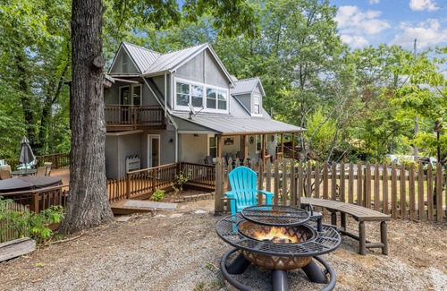 Sevierville Cabaña | New - Mountain Cottage with Hot Tub near Dollywood