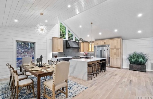 Mirror Lake Casa | New Mountain Home, EV Charger, All Ensuite Bedrooms, Fire-pit Area