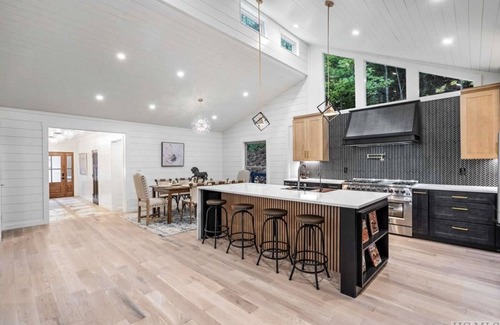 Mirror Lake Casa | New Mountain Home, EV Charger, All Ensuite Bedrooms, Fire-pit Area