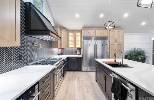 Mirror Lake Casa | New Mountain Home, EV Charger, All Ensuite Bedrooms, Fire-pit Area