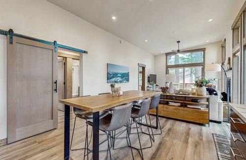 Truckee Casa | New, mountain-modern cabin with gas fireplace & great location