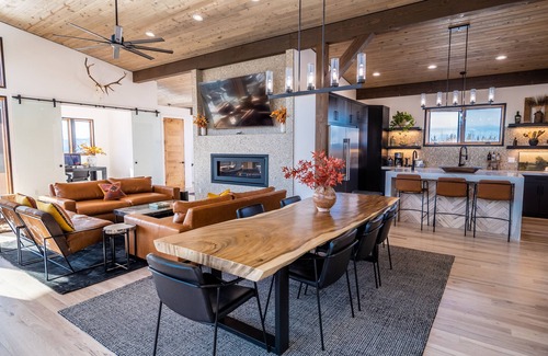 Victor Casa | NEW! Mountain Modern Retreat w/Jacuzzi