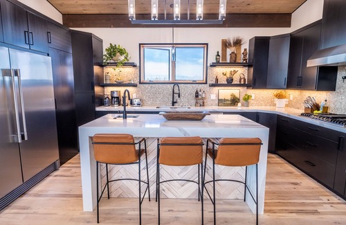 Victor Casa | NEW! Mountain Modern Retreat w/Jacuzzi