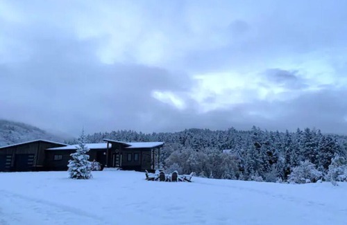 Victor Casa | NEW! Mountain Modern Retreat w/Jacuzzi