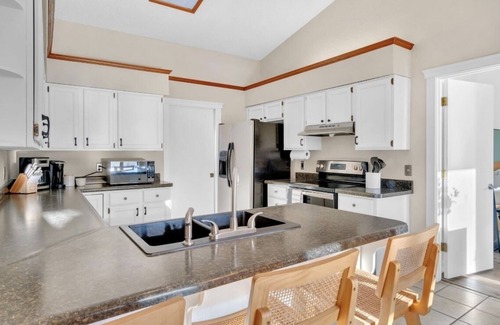 Sierra Vista Casa | NEW Mountain View 4 BDRM Home with Pool & Spa, right on a Golf Course