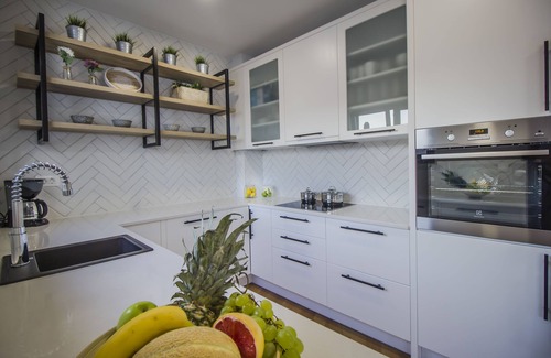 Veliko Brdo Casa | Nueva villa junto a la montaña con piscina climatizada + Impresionante vista al mar
