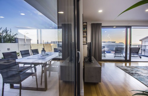 Veliko Brdo Casa | Nueva villa junto a la montaña con piscina climatizada + Impresionante vista al mar