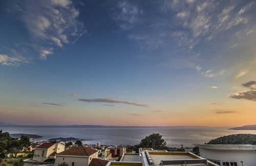 Veliko Brdo Casa | Nueva villa junto a la montaña con piscina climatizada + Impresionante vista al mar