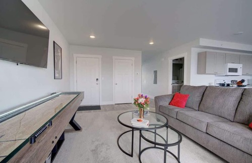 Bozeman Condominio | NEW Movie Madness | Mountain Views | Shuffleboard