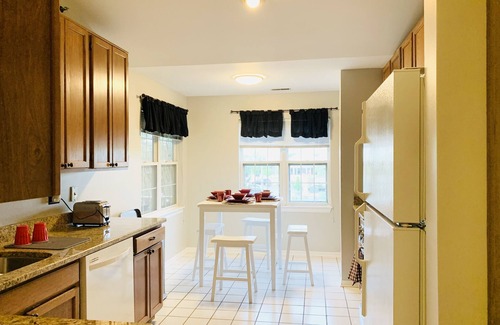 Naperville Condominio | NEW Naperville 2br Condo w/ Private Deck