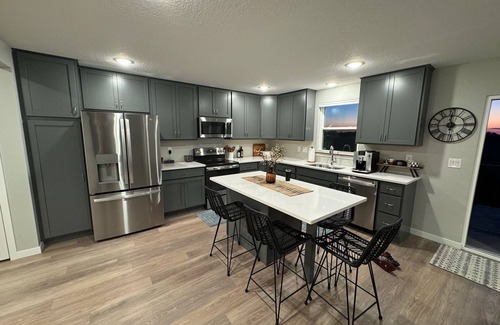 Cedar Falls Casa | NEW Near UNI Modern Spotless Townhome