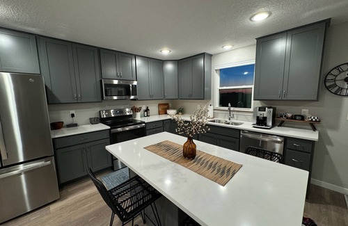 Cedar Falls Casa | NEW Near UNI Modern Spotless Townhome