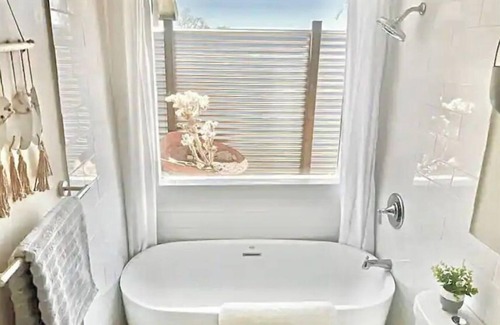 Twentynine Palms Casa | NEW! New Moon Cactus Villa @ Joshua Tree - HotTub, FirePit, Pool, Outdoor Shower