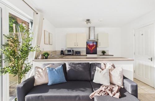 Wychbold Casa | New No1 Saxon Way by Signature Stays