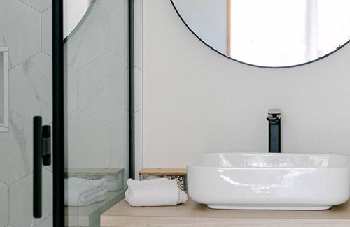 Rosseau Cabina | NEW Nordic style HYGGE cabin with SAUNA & HOT TUB