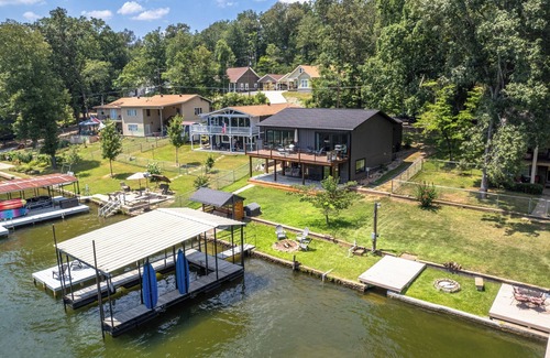 Piney Casa | NEW Obsidian Oasis - Lakefront Luxury - kayaks, paddle boards … fun in the sun!