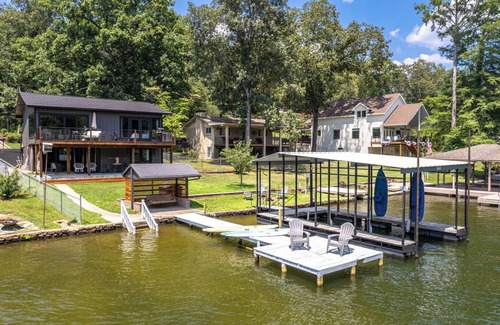 Piney Casa | NEW Obsidian Oasis - Lakefront Luxury - kayaks, paddle boards … fun in the sun!