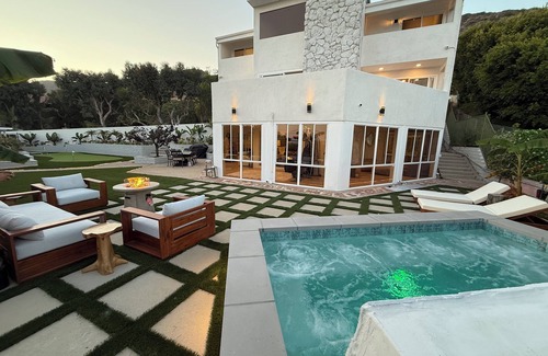 Western Malibu Casa | NEW!!! Ocean View Malibu Modern Home w/ Mini Golf & Spa