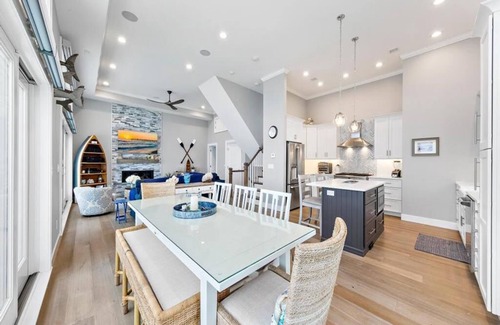 North Beach Haven Casa | New Oceanfront in Peahala Park . Sleeps 11 .