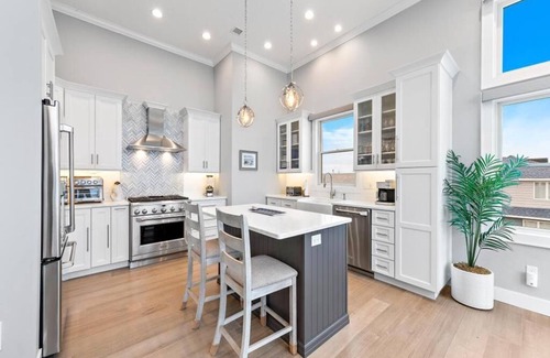 North Beach Haven Casa | New Oceanfront in Peahala Park . Sleeps 11 .